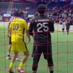 Cuauhtémoc Blanco propina golpe a portero de Chivas en Juego de Leyendas