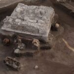 Descubren altar tolteca con restos humanos en obras del tren México-Querétaro