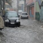 Fallecen 12 personas en China tras graves inundaciones por lluvias torrenciales; peces podían nadar en las calles