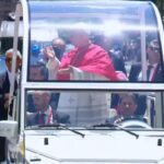 El Papa sorprende a los más jóvenes con un «6-7» viral por las calles de Madrid