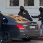 ¡Roban un banco en un minuto y huyen tras chocar!